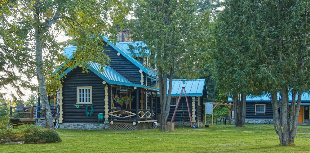 une petite cabane en rondins avec un toit bleu