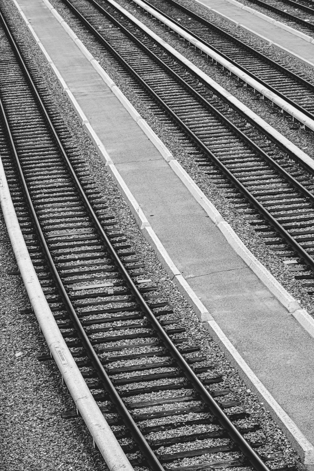 Una foto en blanco y negro de una vía de tren