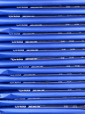 Packaging of liofilizuoti produktai ready for online orders on a wooden table.