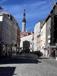 A street view of Philadelphia’s historic Old City with cobblestone roads.