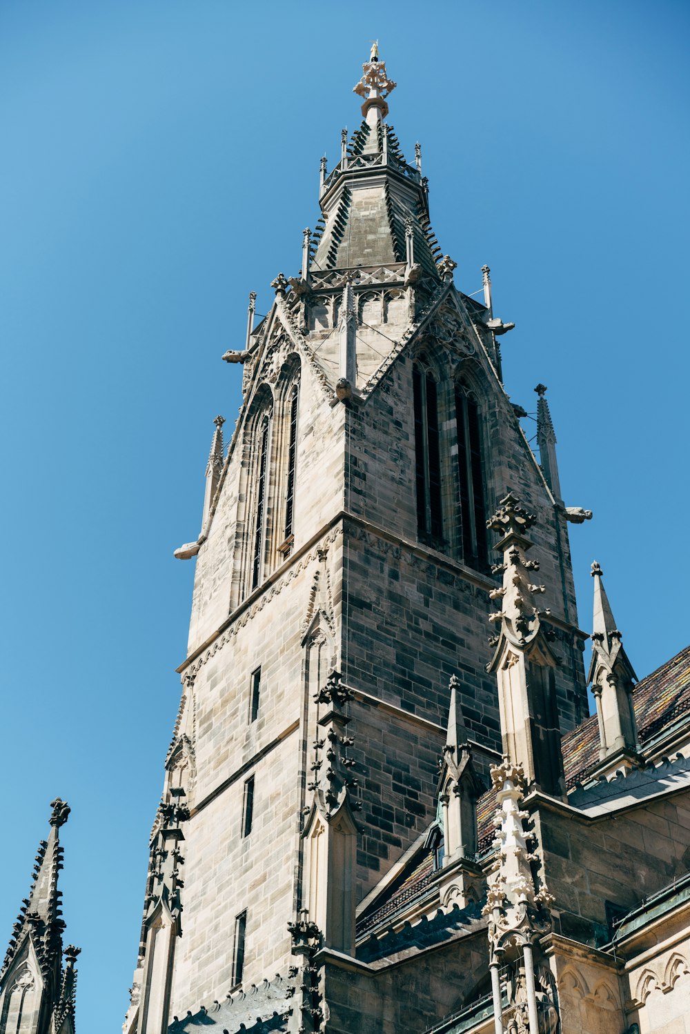 um edifício muito alto com um relógio do lado