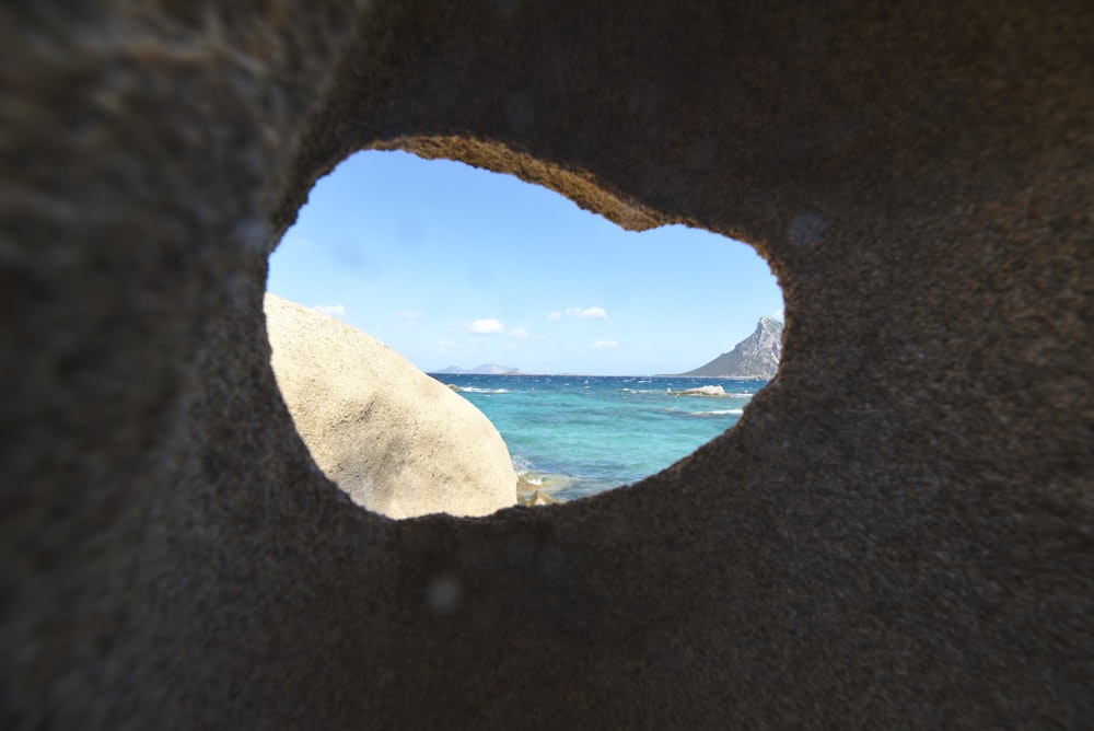 Ein Loch in einem Felsen in der Nähe des Ozeans