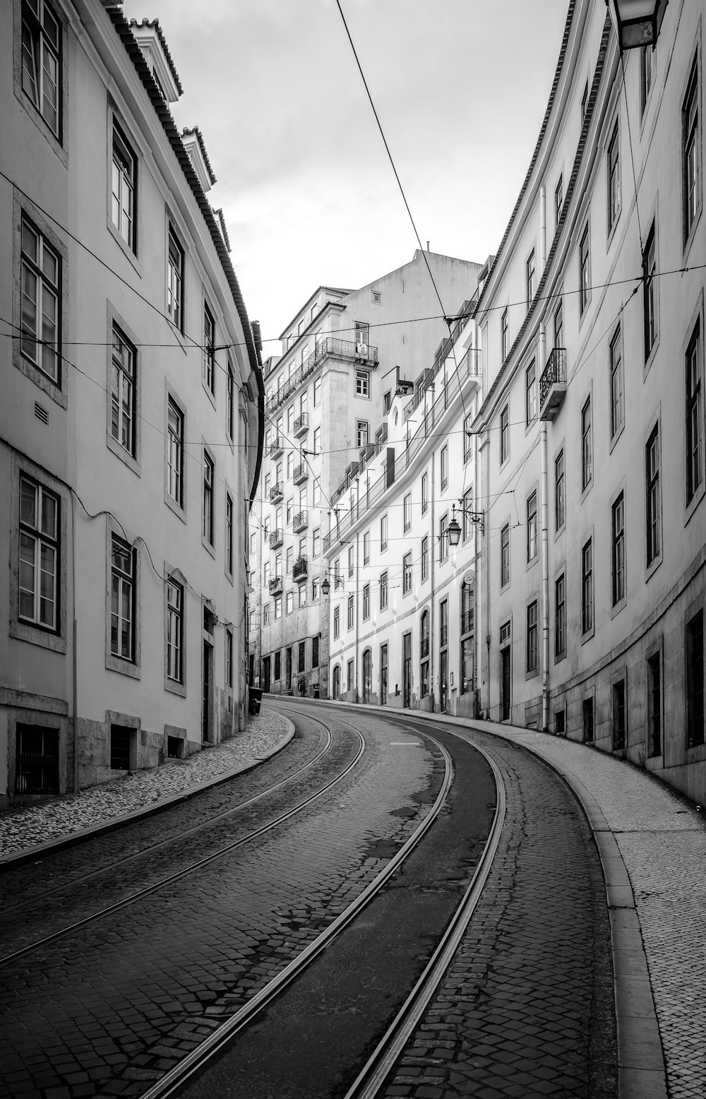 Une photo en noir et blanc d’une rue de la ville