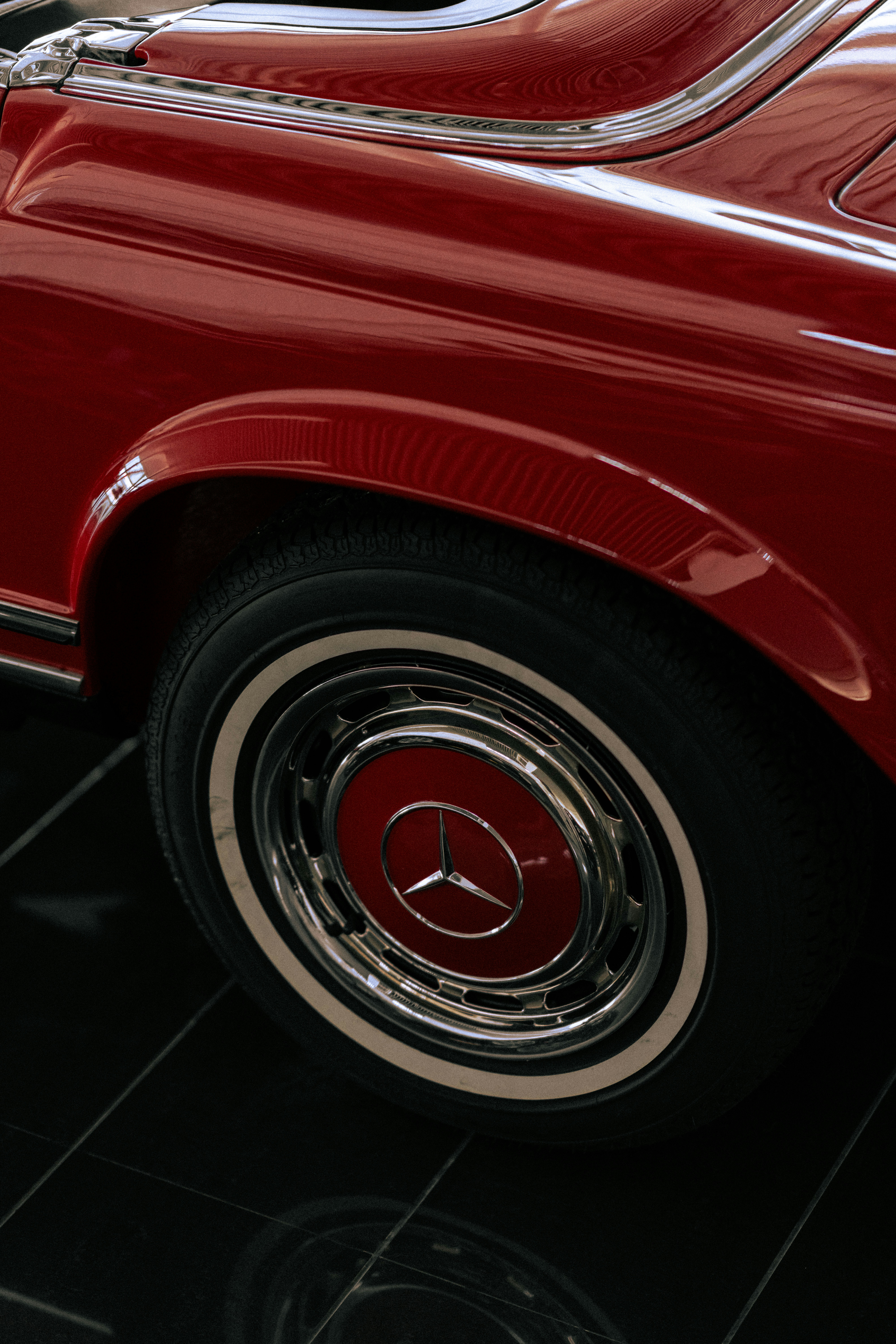 Close-up of a stylish vintage car cap with Original Motors branding.