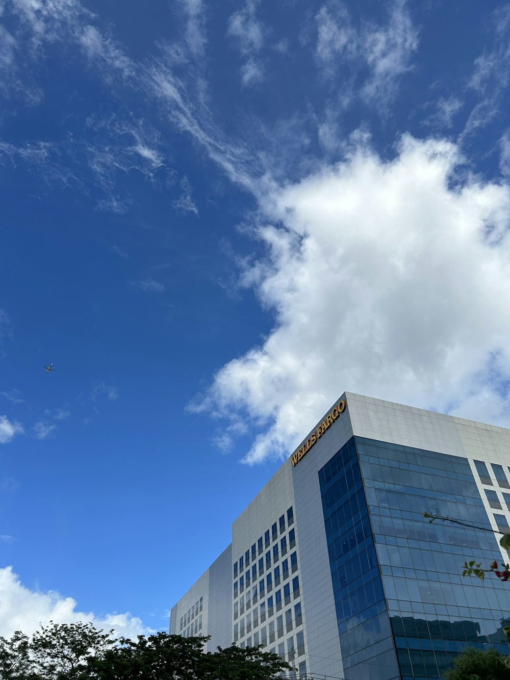 um edifício muito alto sentado sob um céu azul nublado