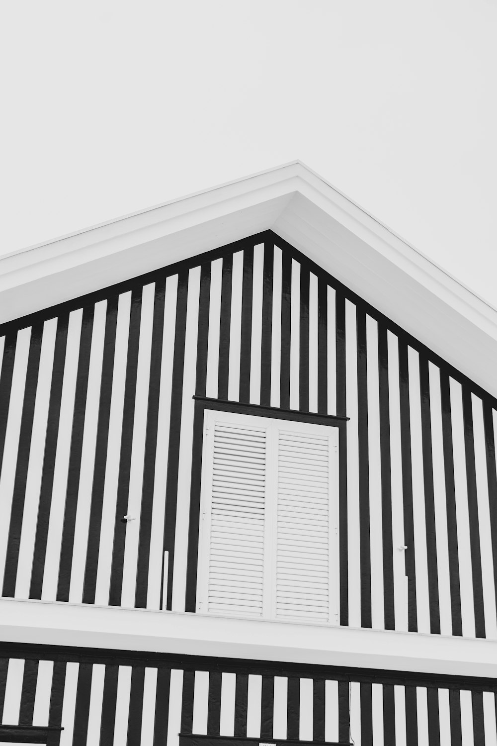 Ein Schwarz-Weiß-Foto eines Schwarz-Weiß-Hauses