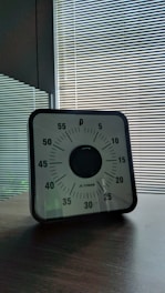 A stopwatch indicating a quick 3-minute service.