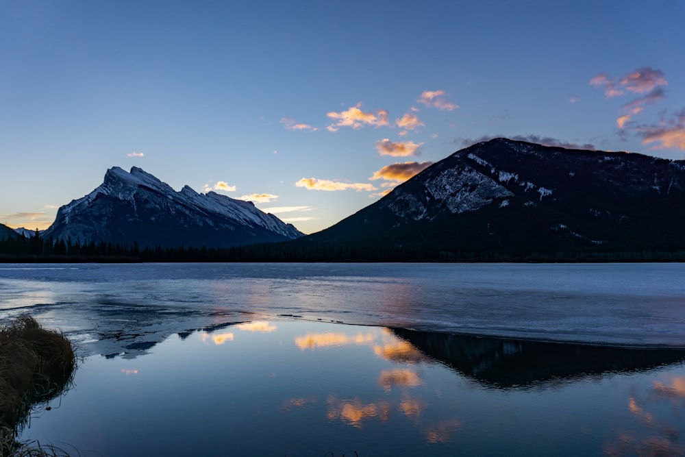 Un lago con una montaña al fondo