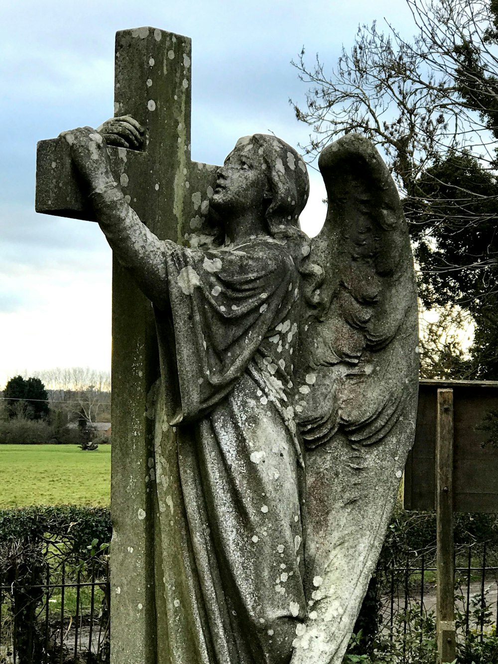 Una estatua de un ángel sosteniendo una cruz