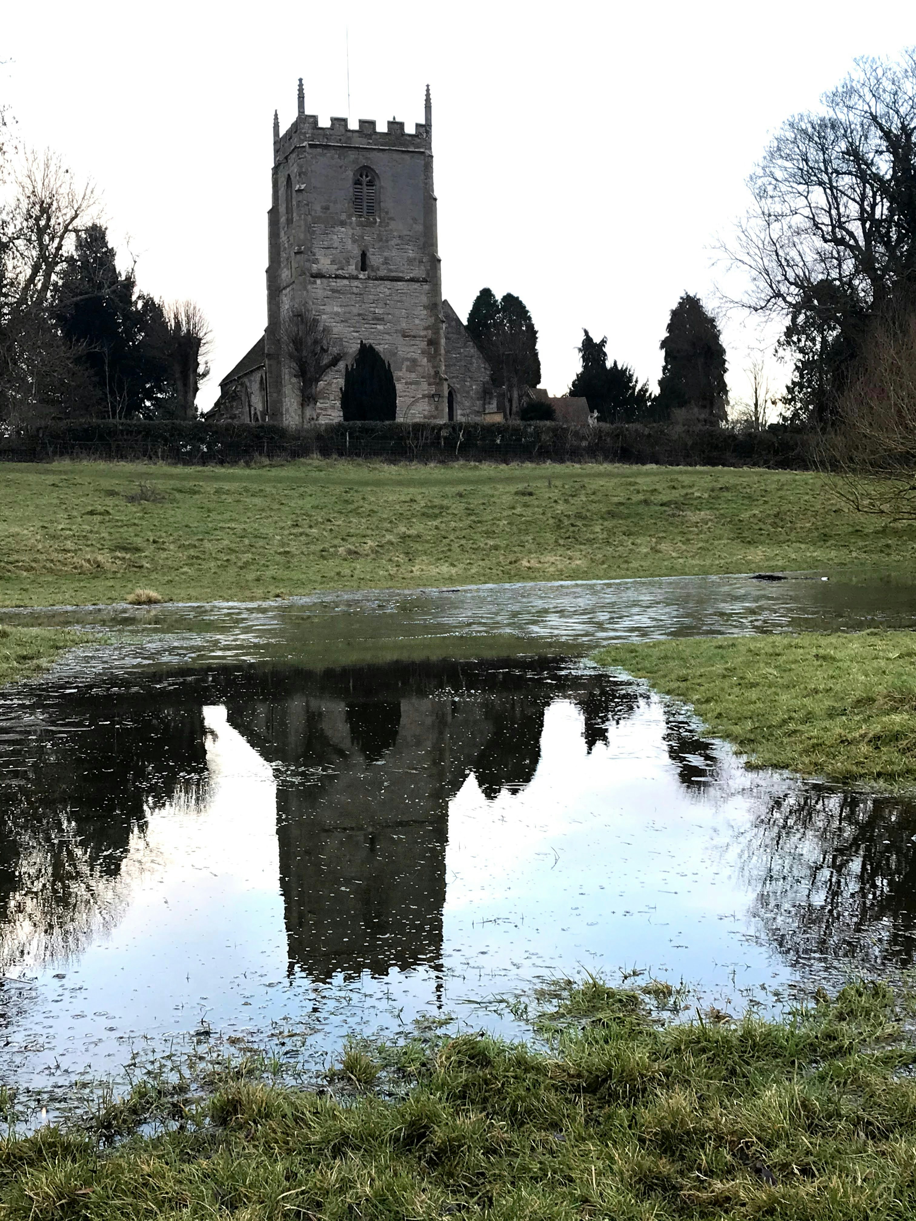 Eine Reflexion einer Kirche in einer Wasserpfütze