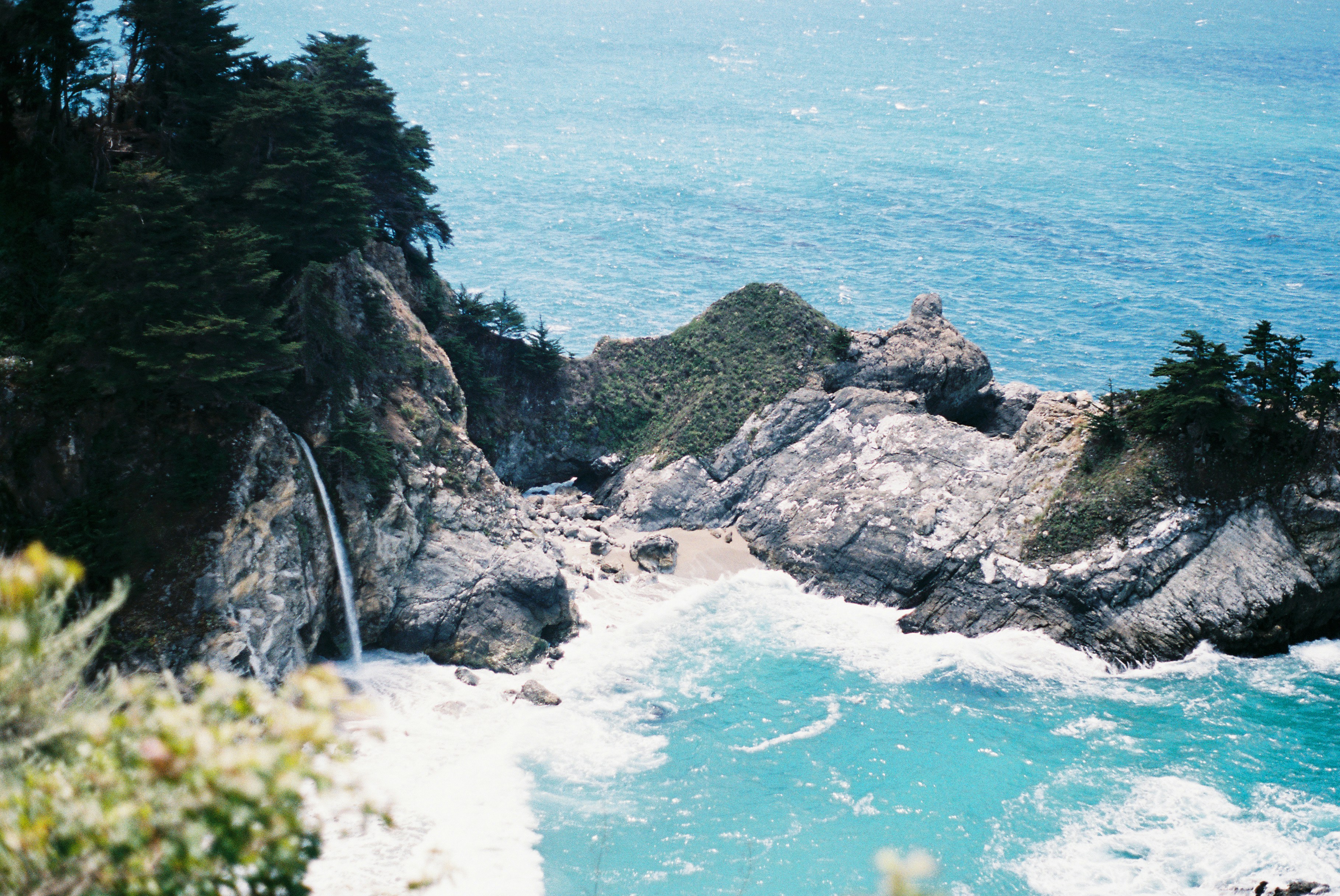 une vue d’un plan d’eau depuis une falaise