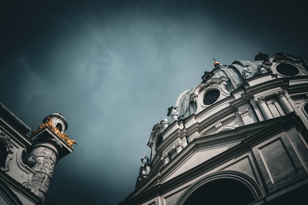 Un edificio alto con un orologio in cima