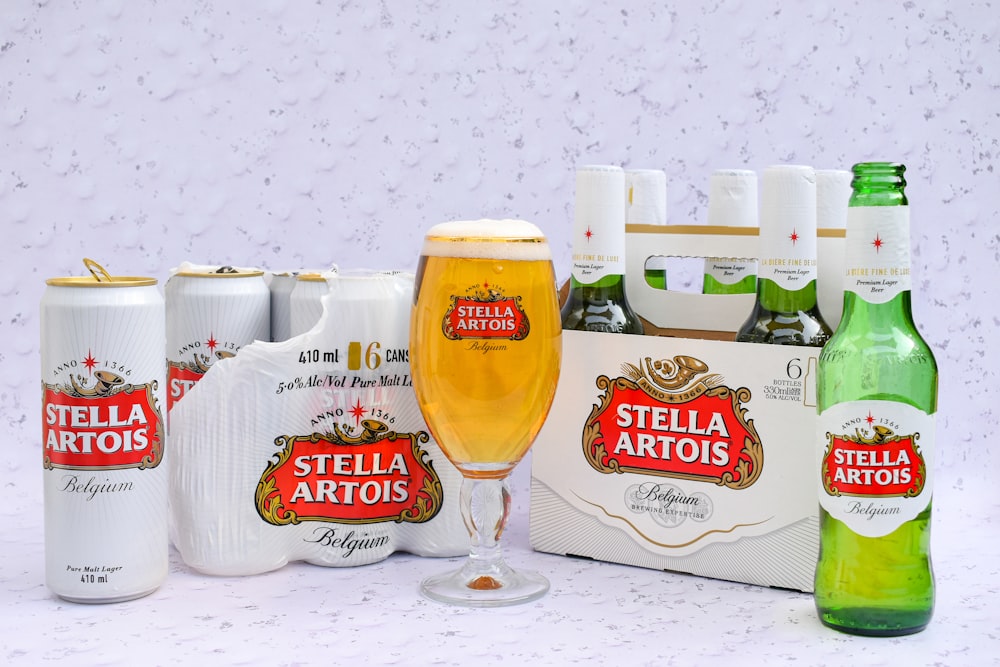 Una botella de Stella artois y un vaso de cerveza