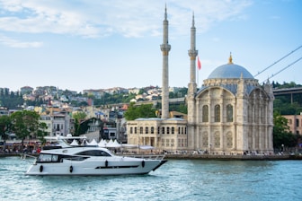 a boat is in the water near a large building