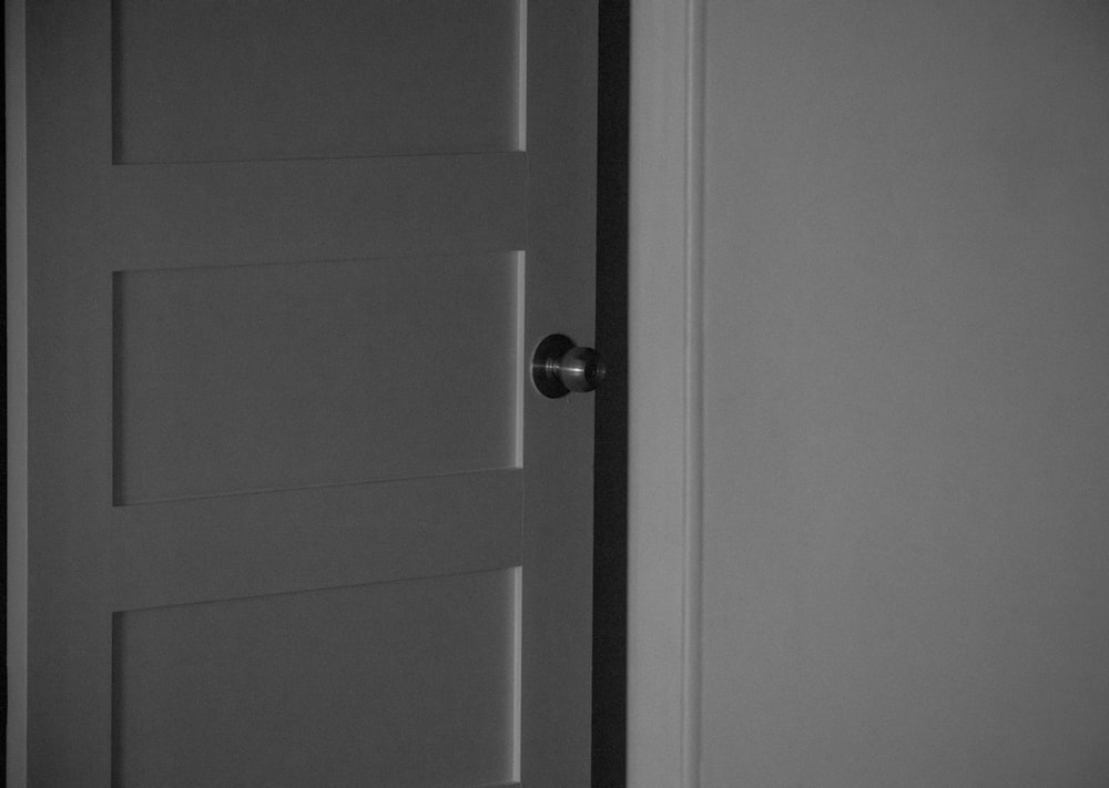 Una foto in bianco e nero di una porta aperta