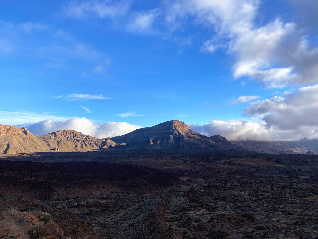 una vista de una cordillera con nubes en el cielo