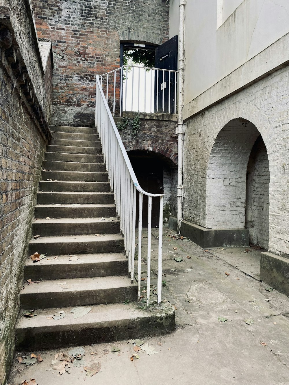 eine Treppe, die zu einem Backsteingebäude führt