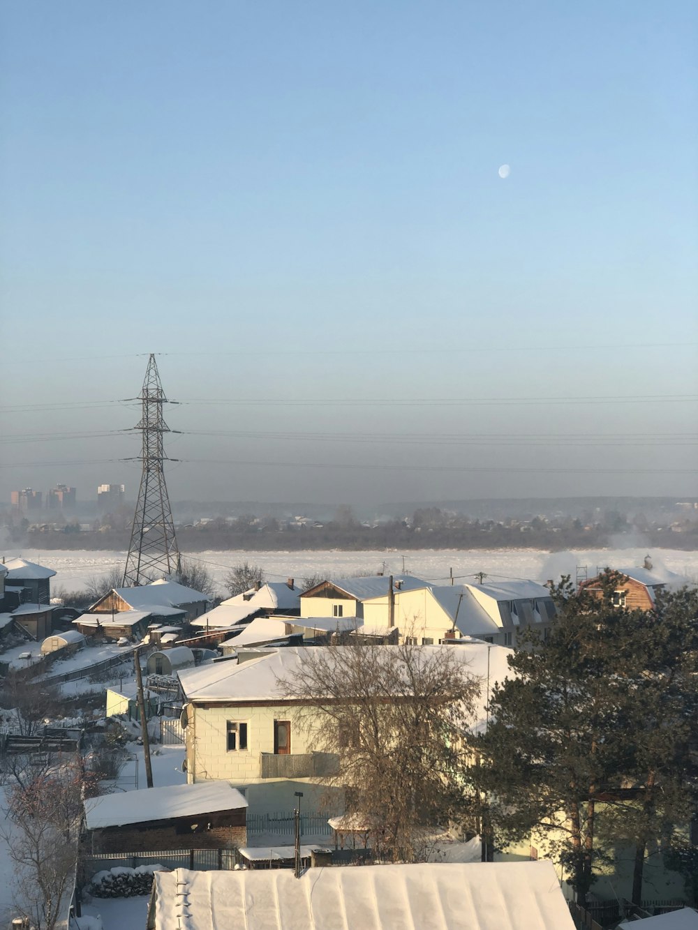 una vista di una città con molta neve sul terreno