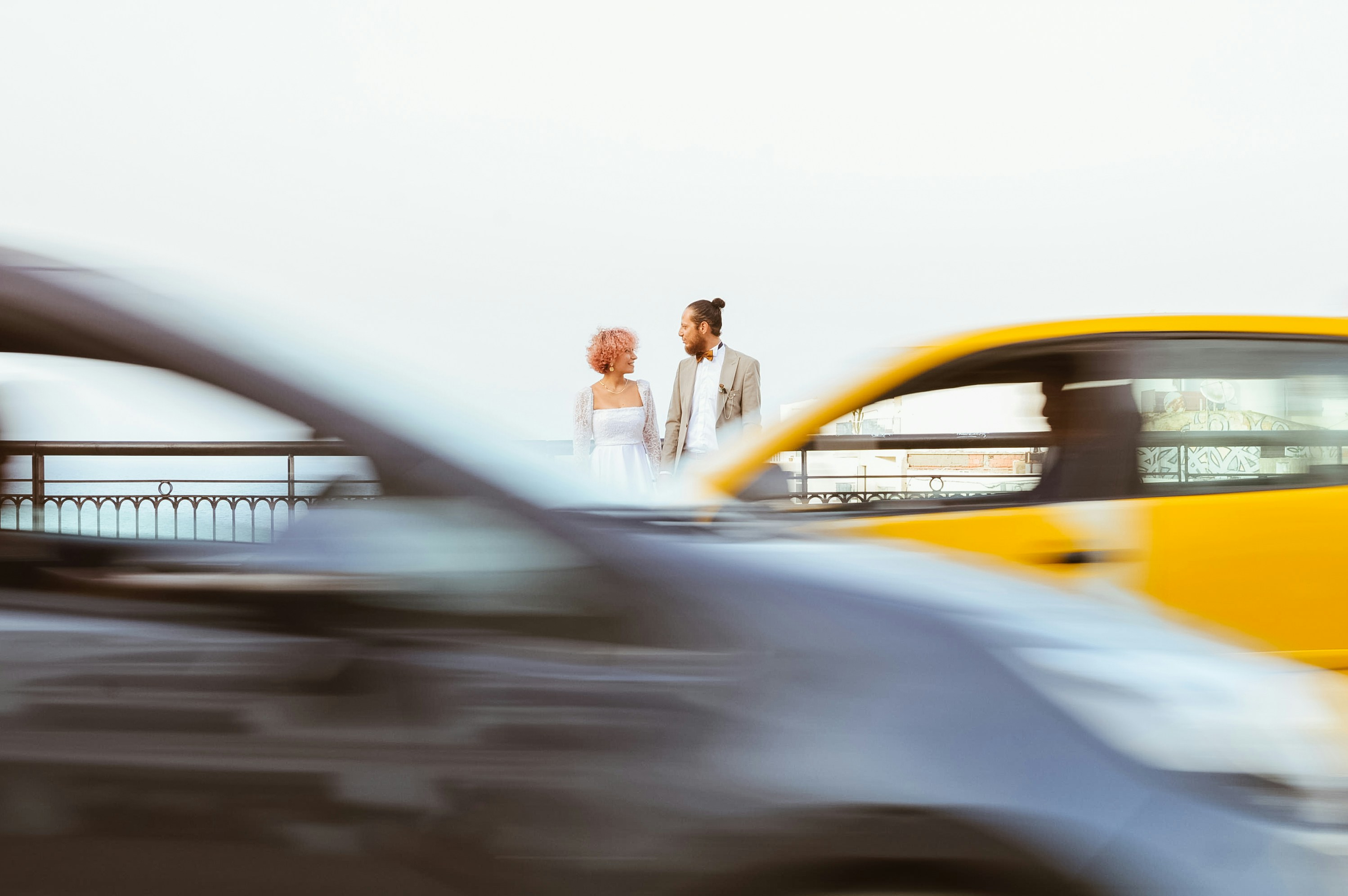 uma imagem desfocada de um casal parado em frente a um táxi