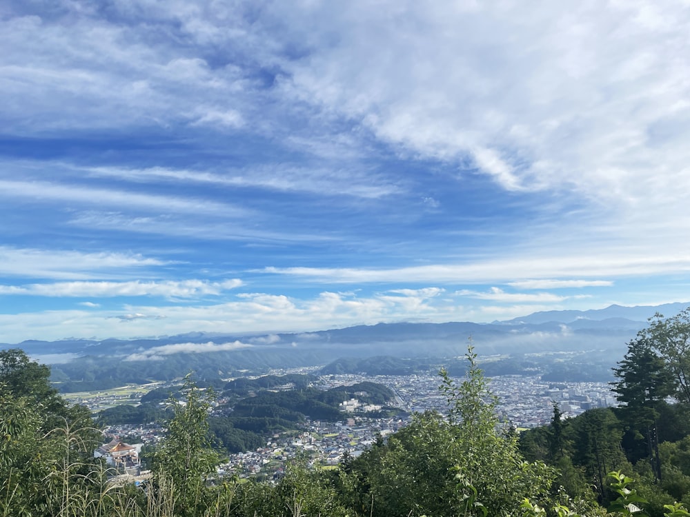 Una vista de una ciudad desde la cima de una colina