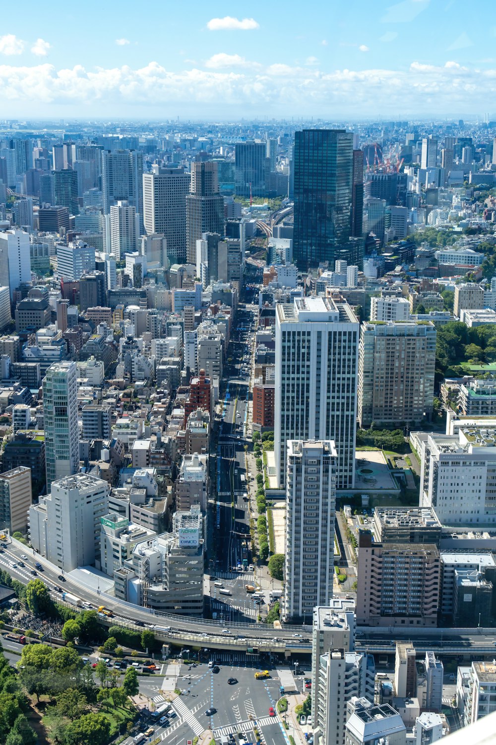 Una vista de una ciudad desde lo alto de un edificio