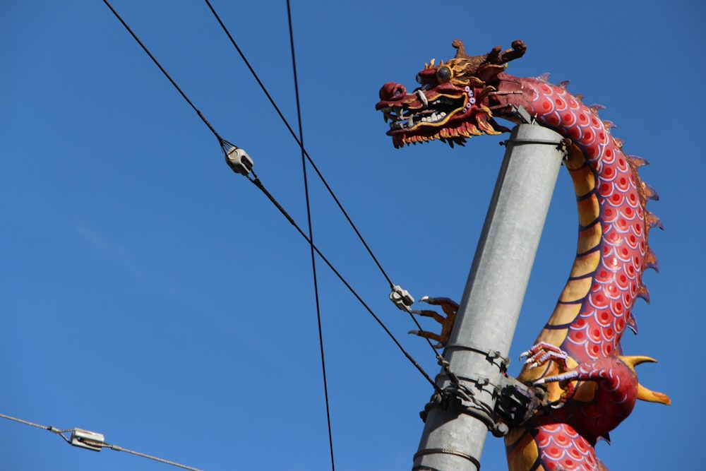 Una statua di drago in cima a un palo di metallo