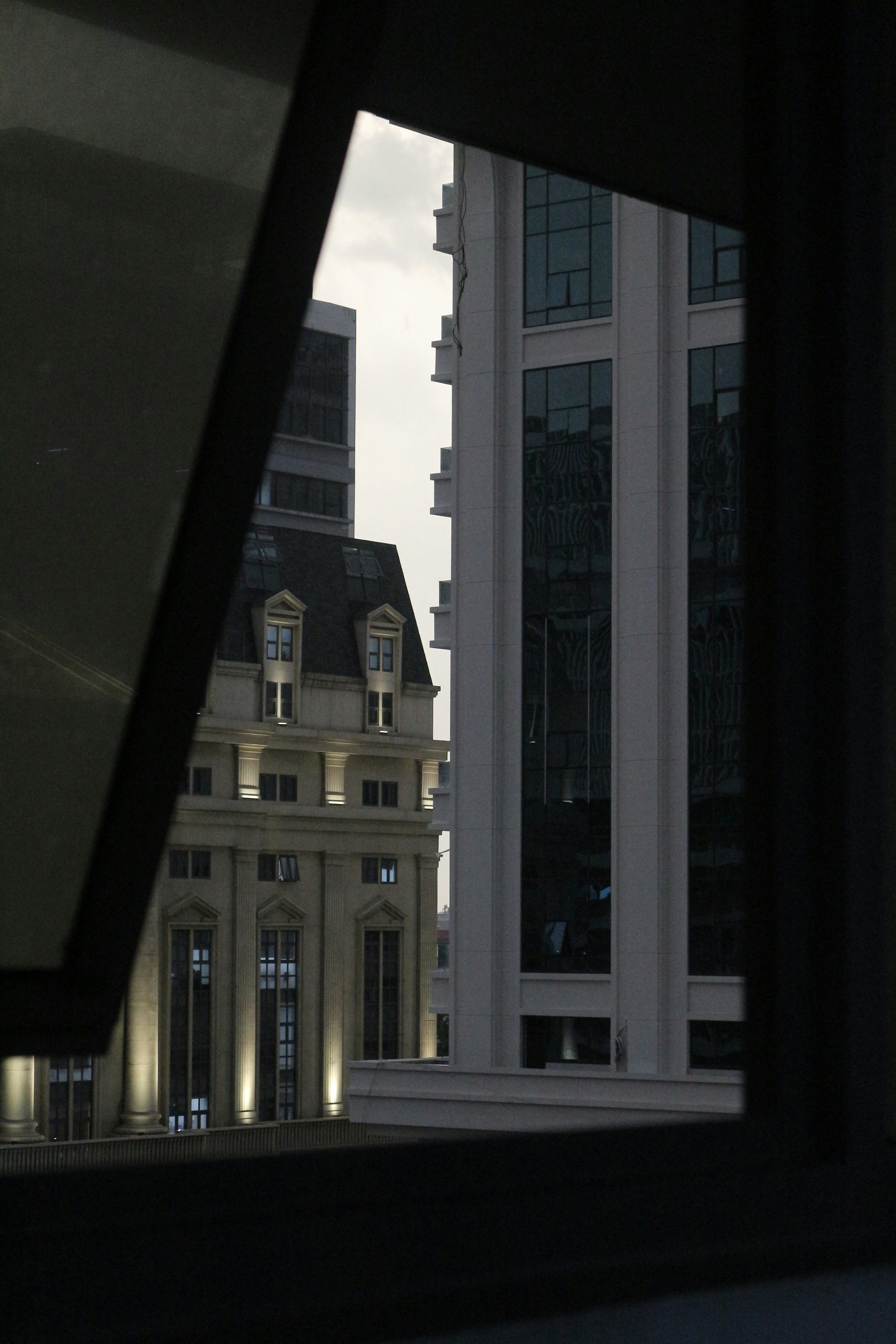 Una vista de un edificio a través de una ventana