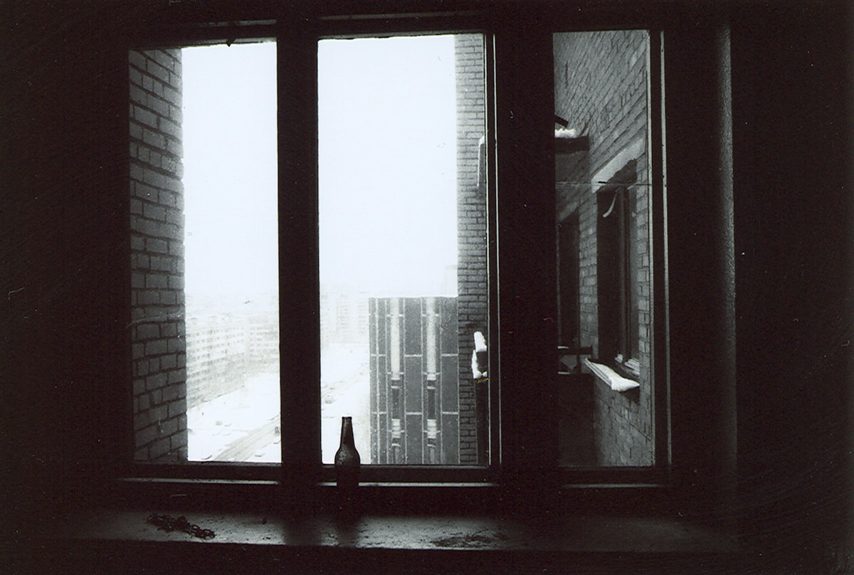 창밖을 보는 노인