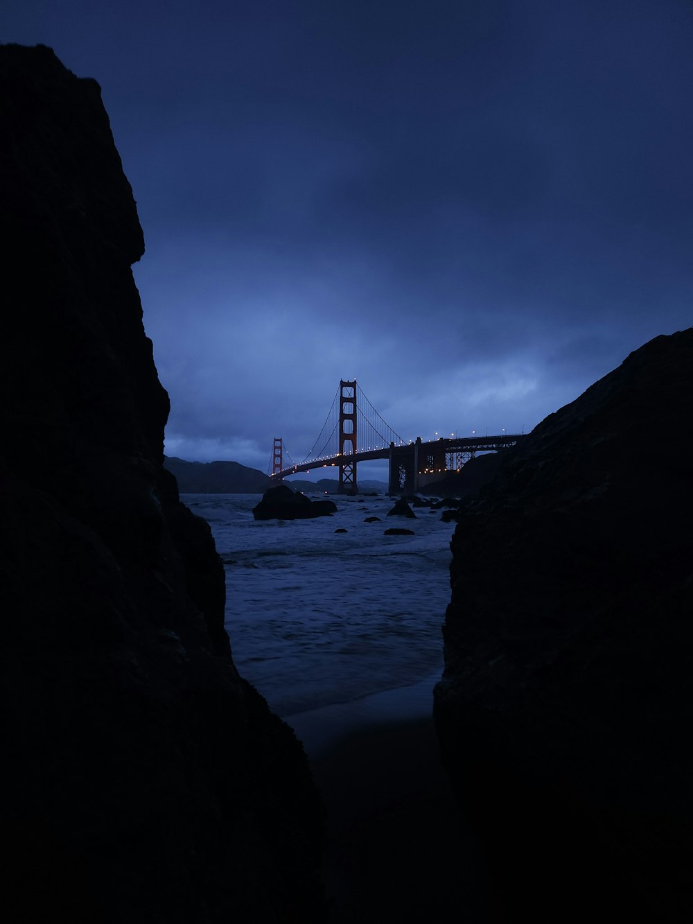 Une vue du Golden Gate Bridge la nuit