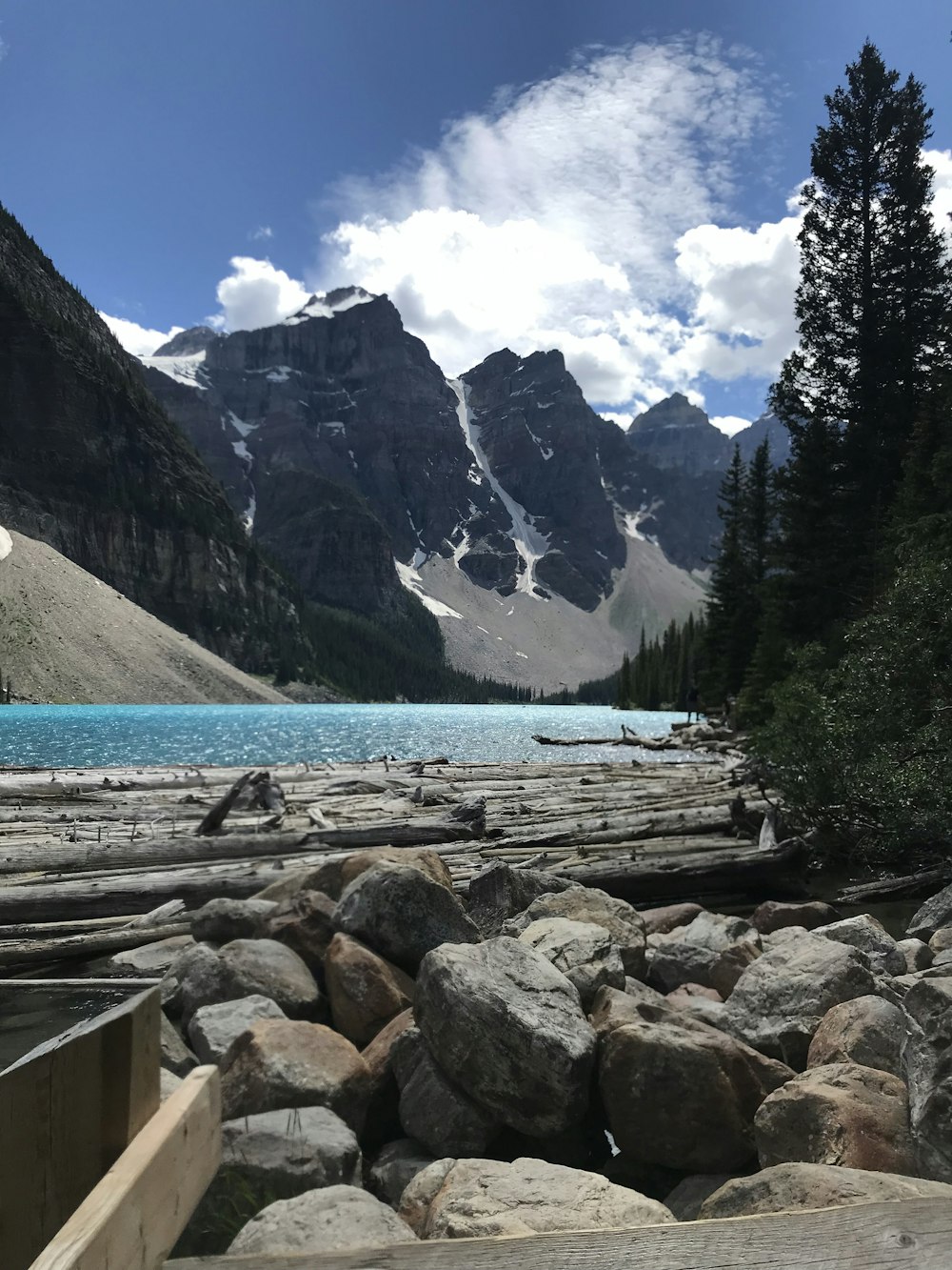 Ein Bergsee, umgeben von Felsen und Bäumen