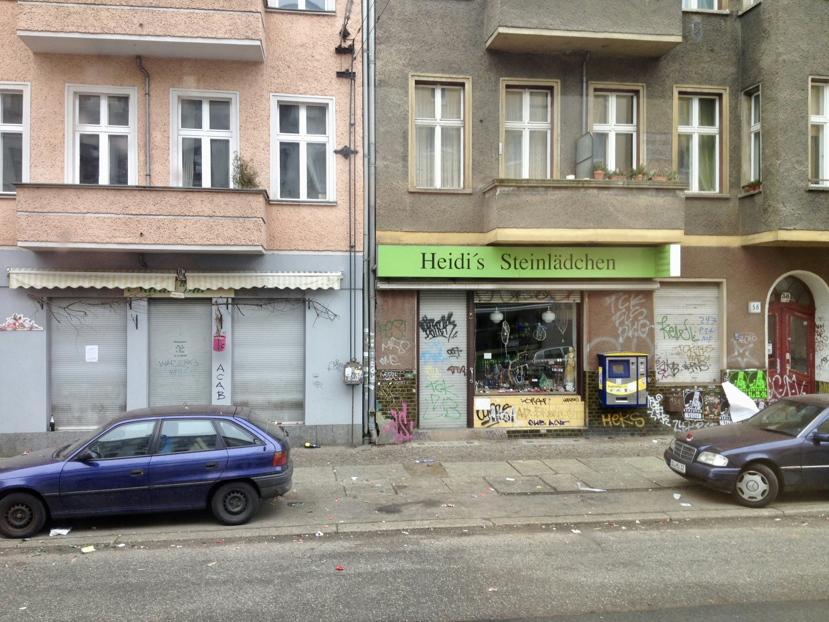 道路脇に停まっている青い車