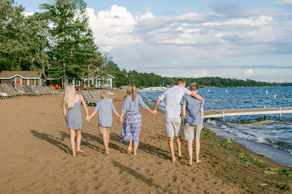 Una familia caminando por la playa cogida de la mano