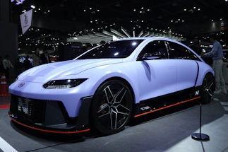 Modern contact form interface with purple and gold accents reflecting the Expo Auto ES branding.