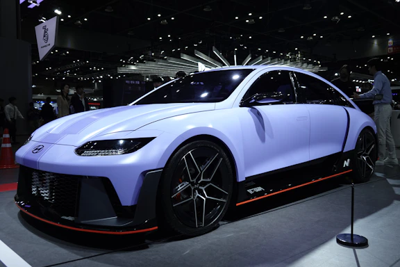 A sleek, modern contact form interface with purple and gold accents reflecting the Expo Auto ES branding.