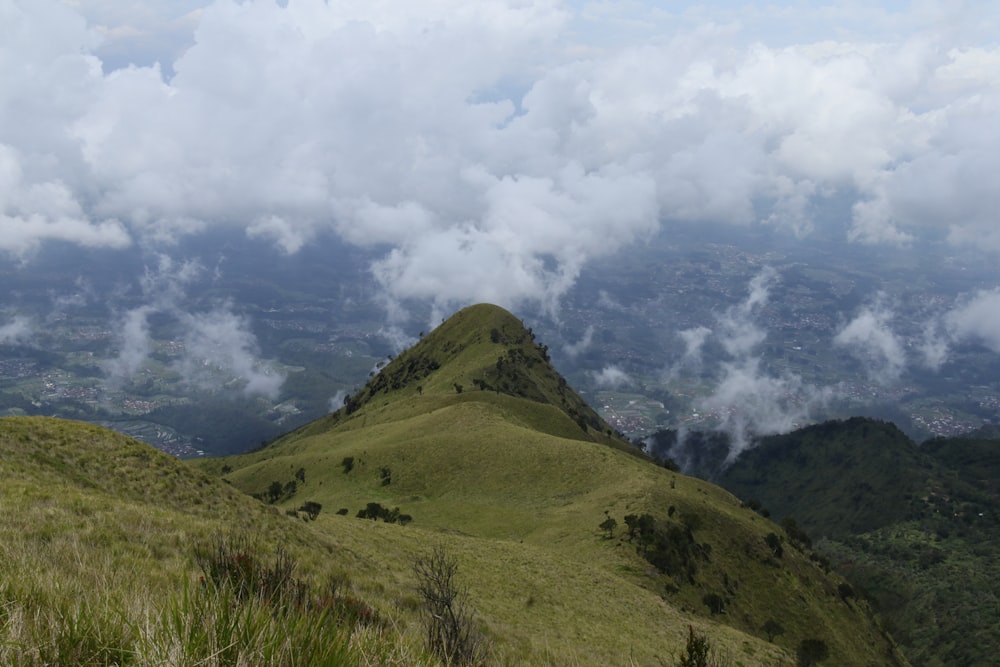 Una vista de una montaña con nubes en el cielo