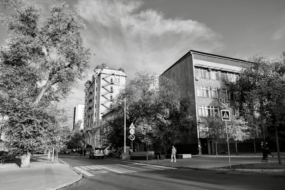 uma foto em preto e branco de uma rua da cidade