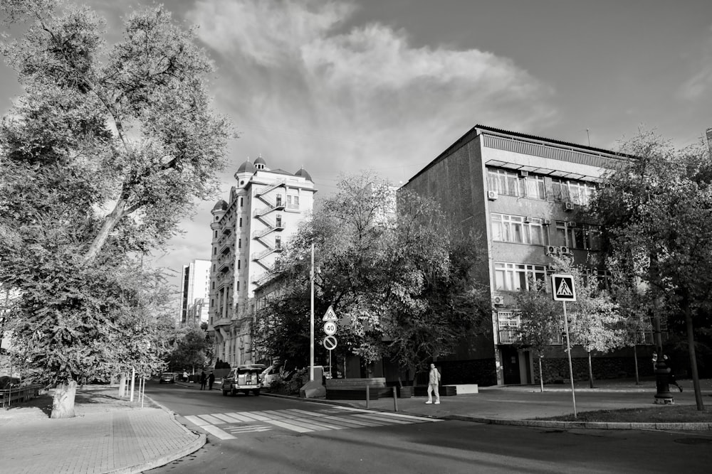Una foto en blanco y negro de una calle de la ciudad