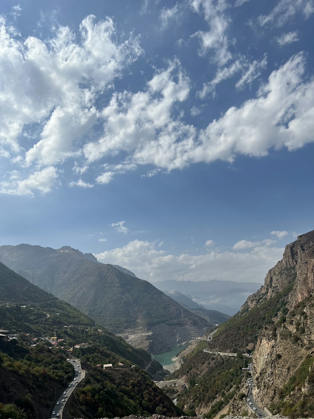 Una vista panorámica de un valle de montaña con un río que lo atraviesa