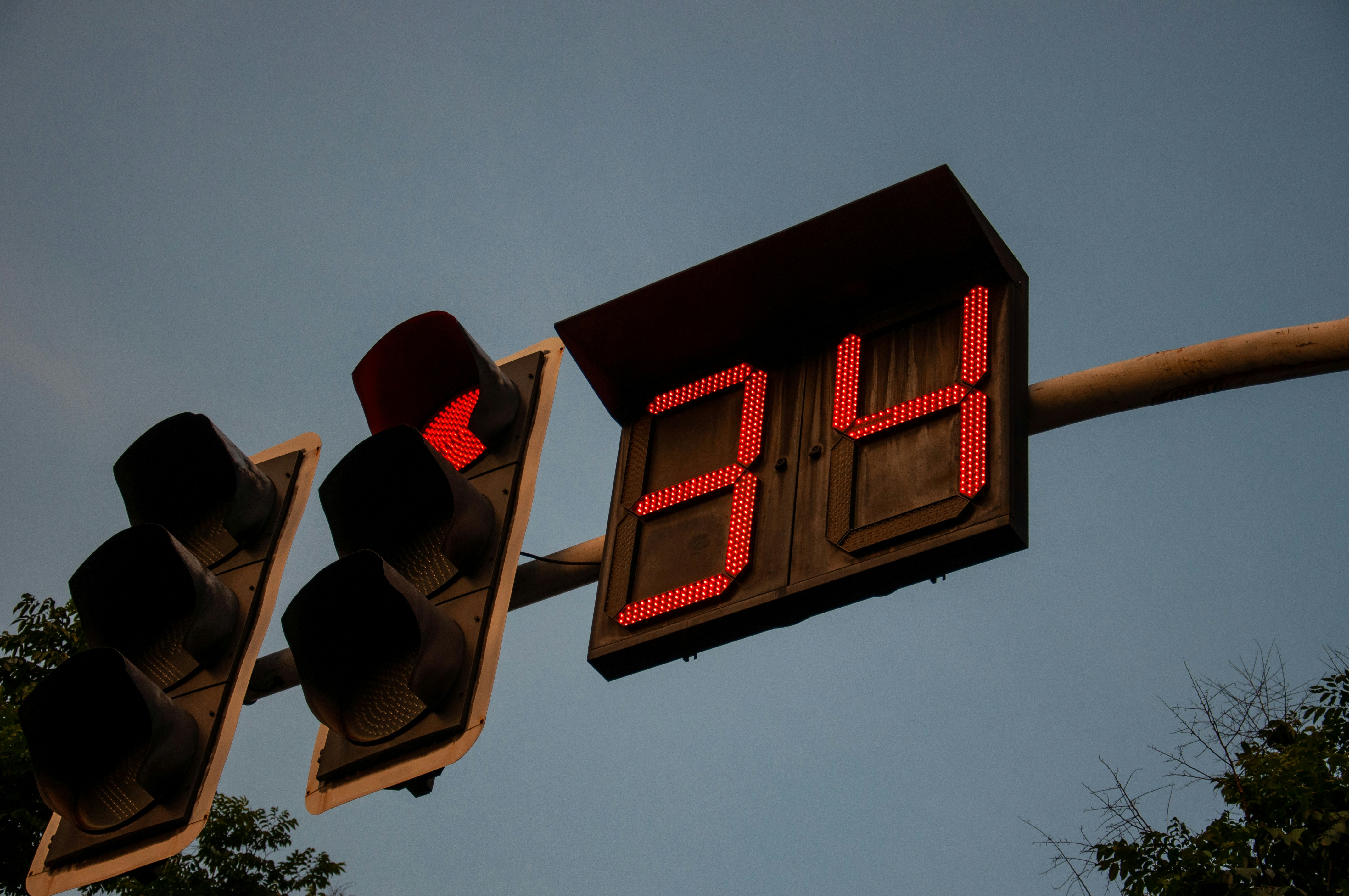 A traffic light with a red clock on it photo – Free Light Image on Unsplash