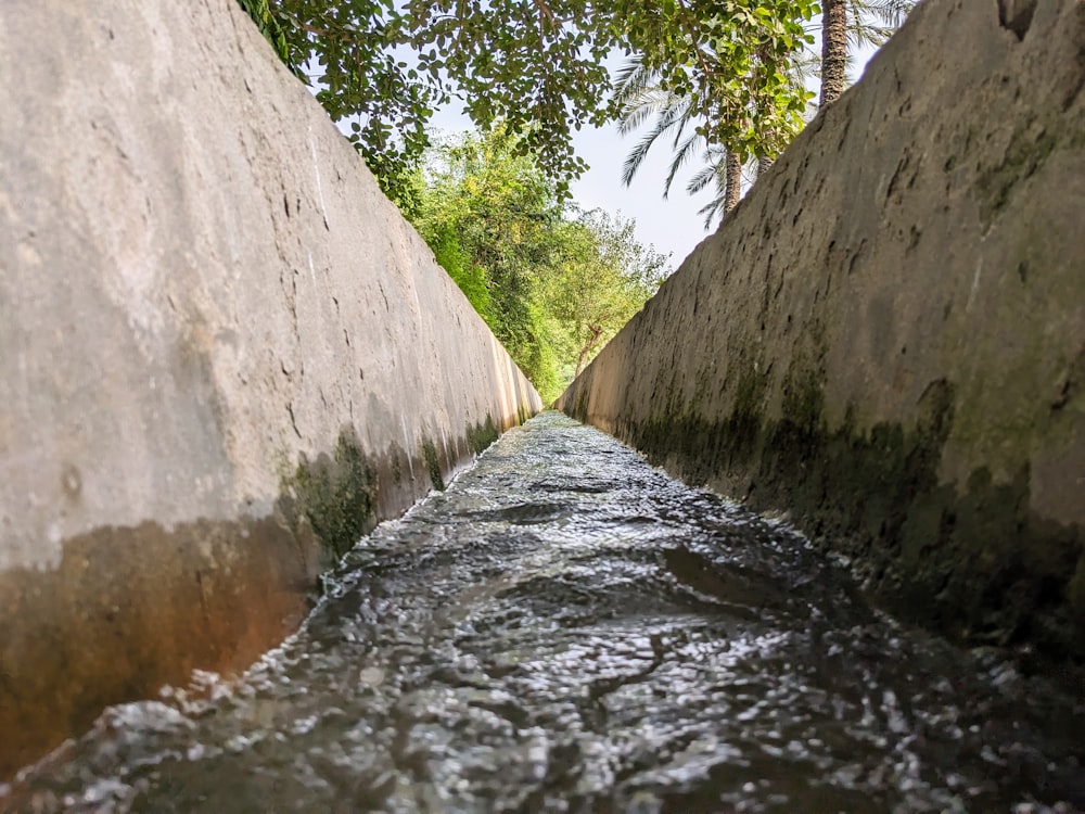 ein schmaler Fluss, der zwischen zwei großen Felsen verläuft