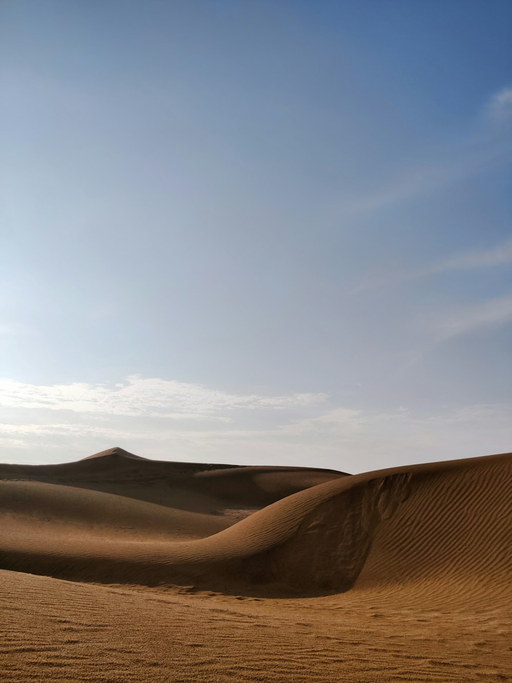 the sun is shining on the sand dunes