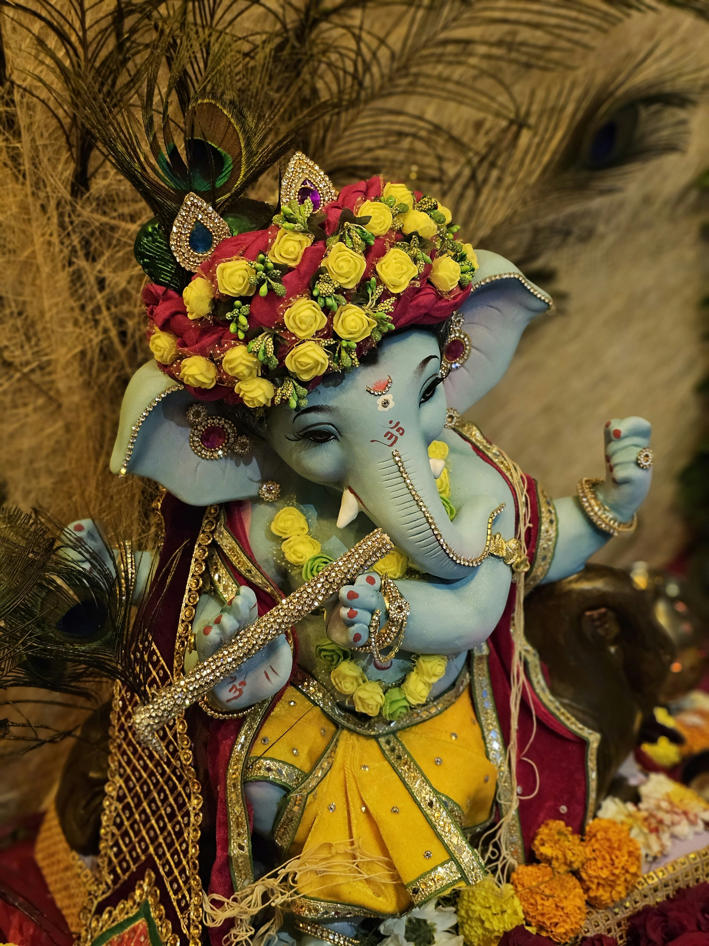 Una estatua de un elefante con flores en la cabeza