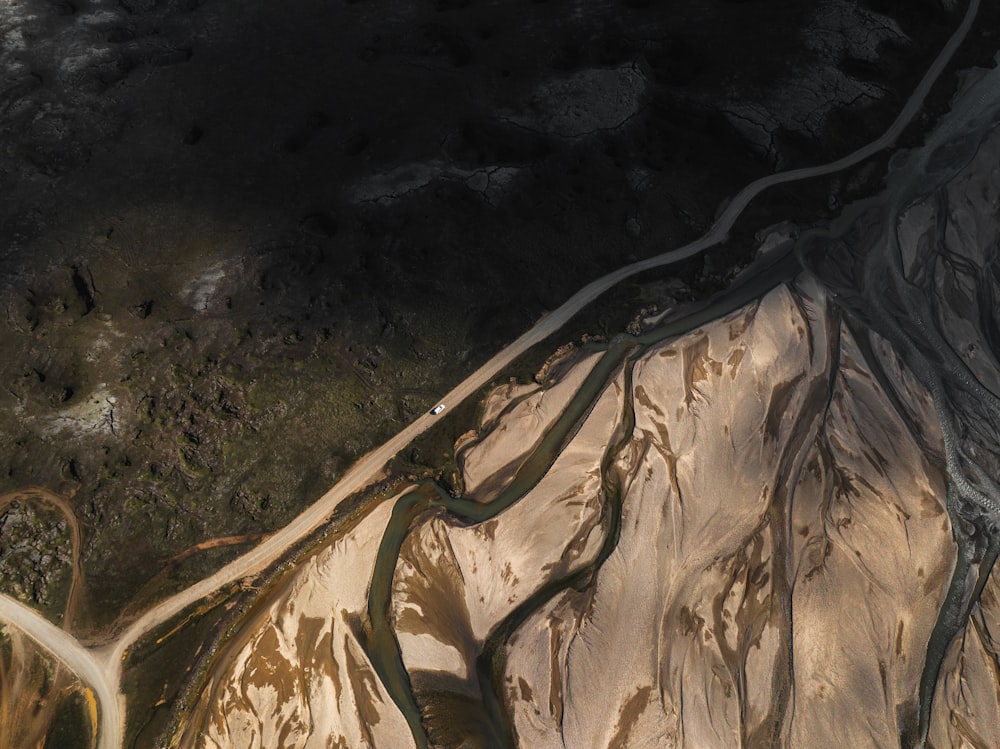 Luftaufnahme eines Berges, durch den ein Fluss fließt