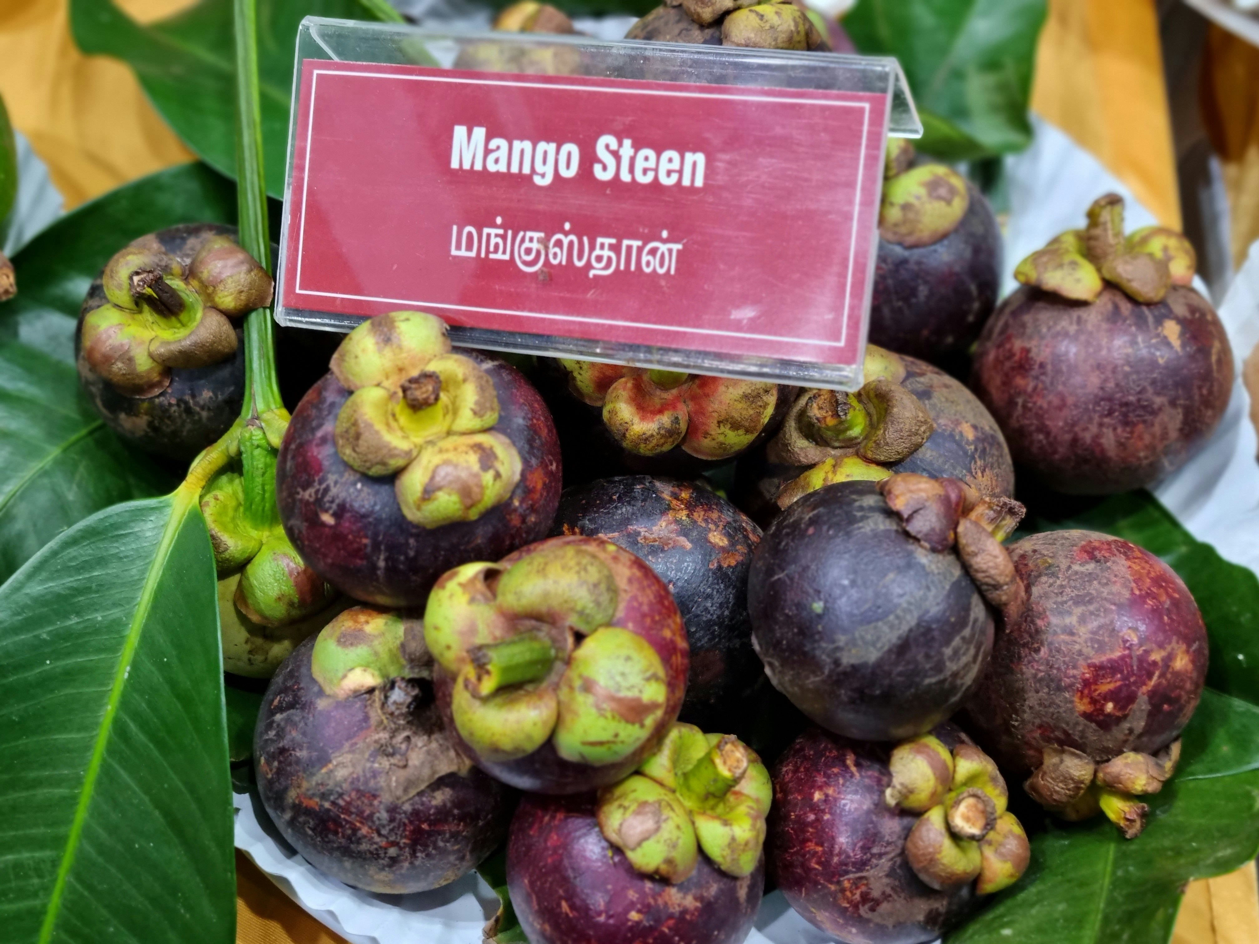 setumpuk mangga duduk di atas meja