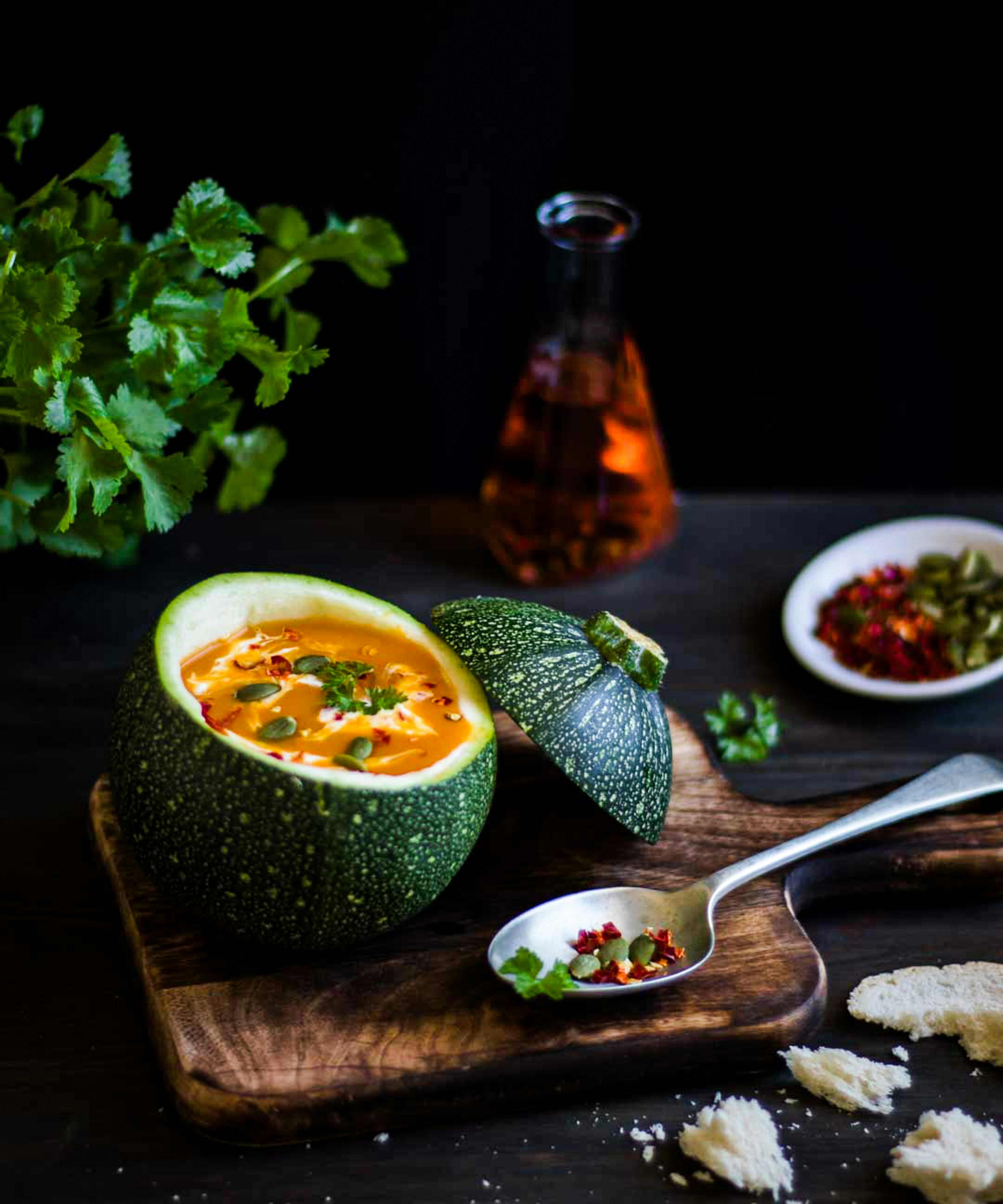 ein hölzernes Schneidebrett mit einer Schüssel Suppe