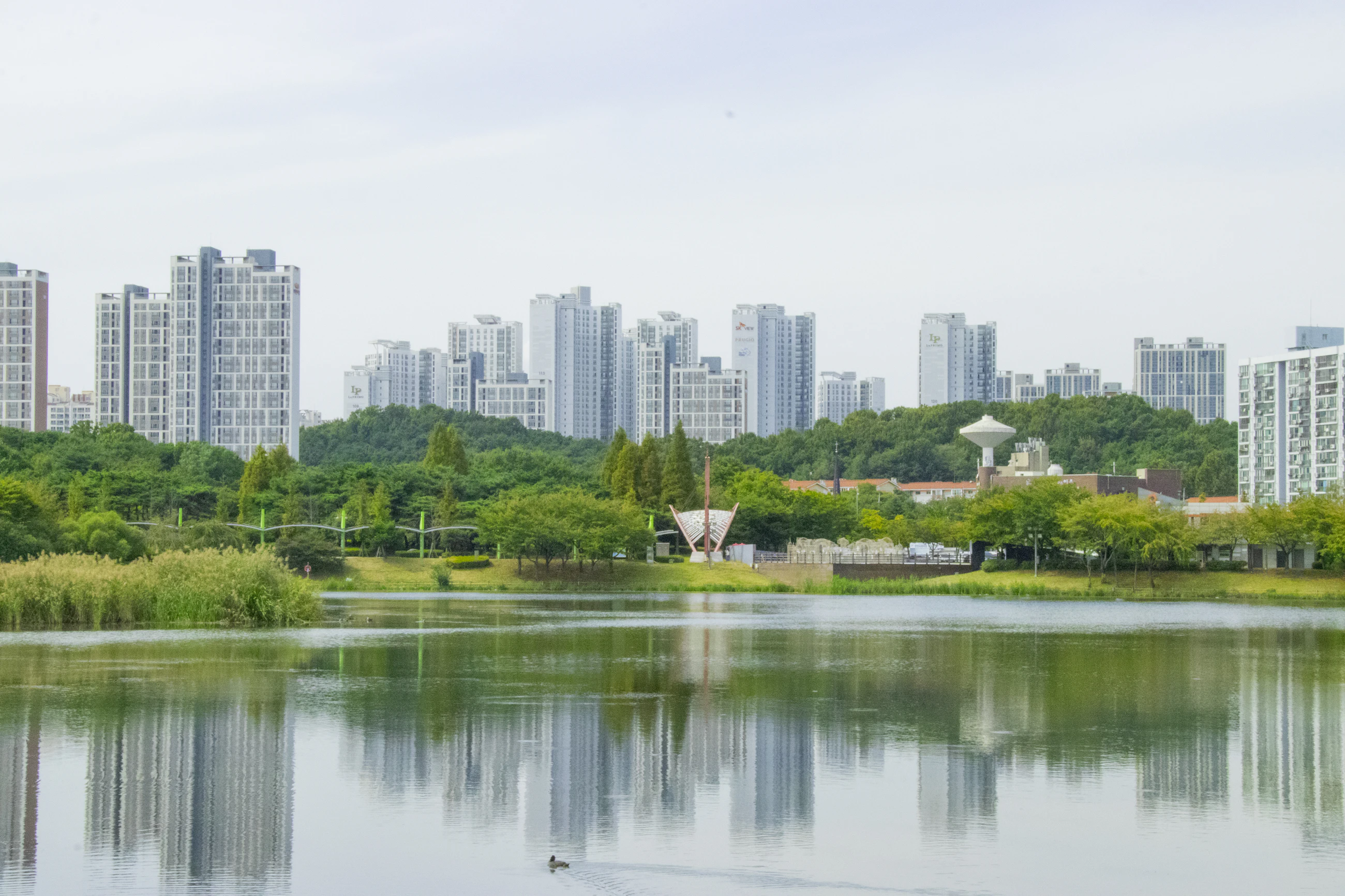 강변 고층 주거단지 전경 (이미지컷)