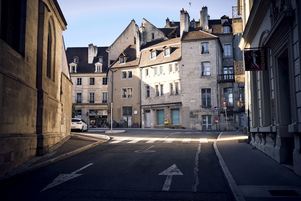 Une rue vide dans une ville avec des bâtiments des deux côtés