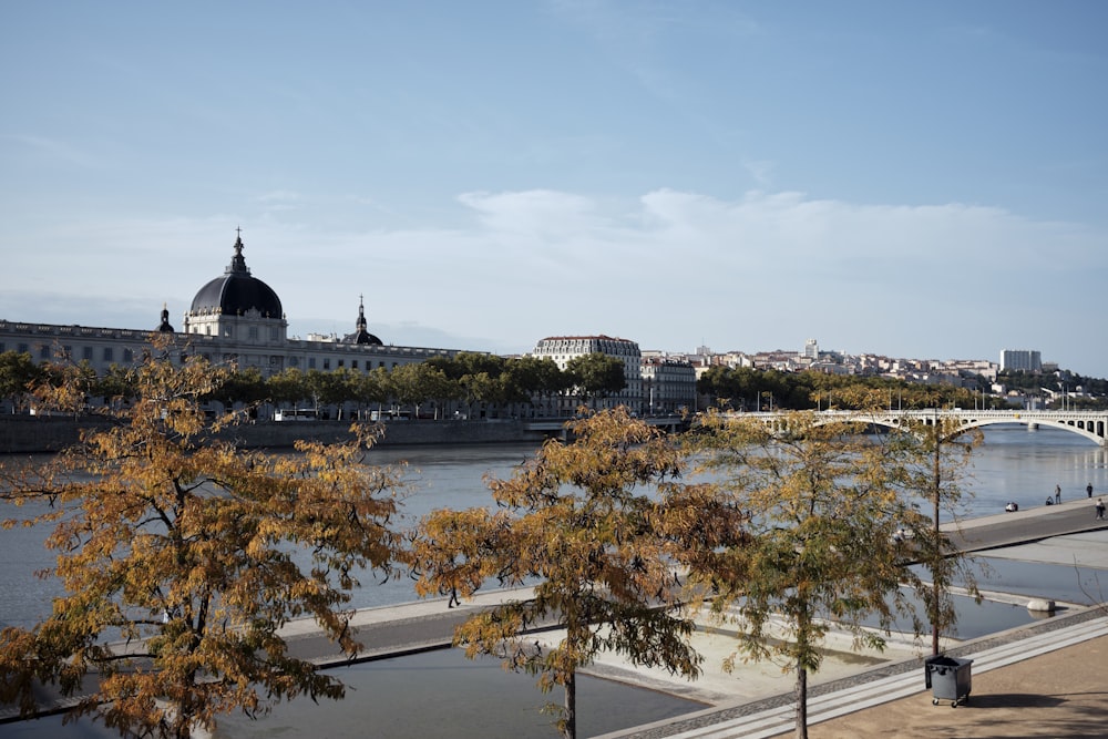 un pont sur une rivière avec un bâtiment en arrière-plan