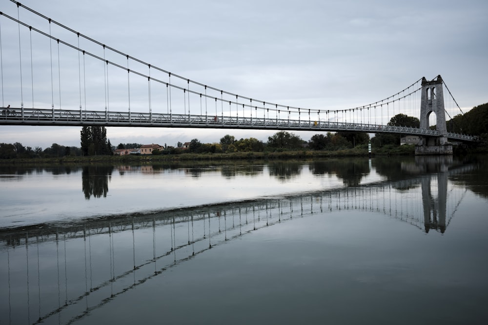 un pont enjambant un plan d’eau
