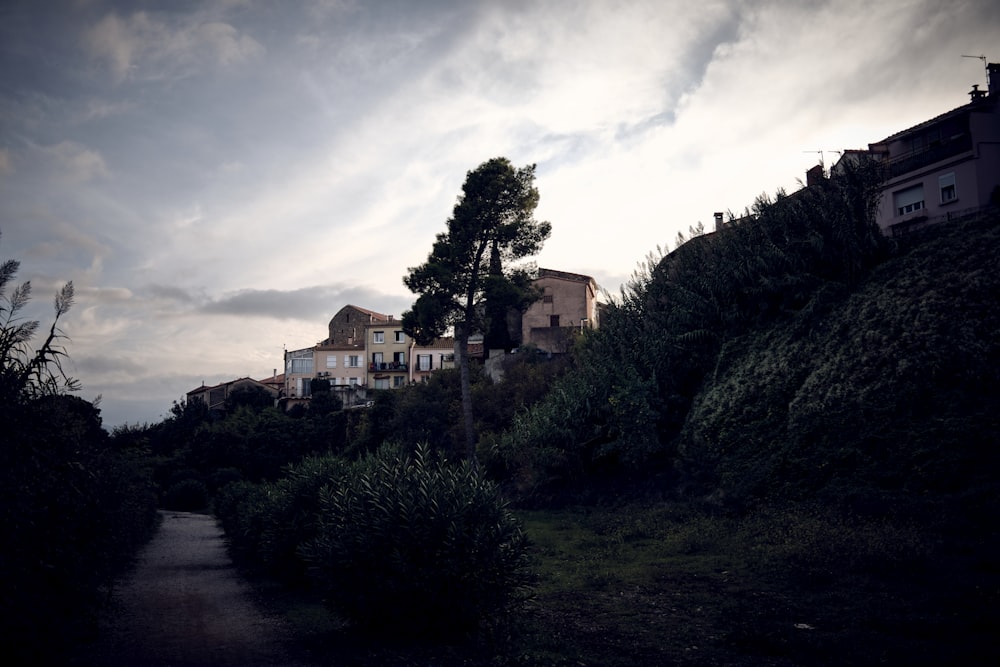 Ein Haus auf einem Hügel mit dunklem Himmel im Hintergrund